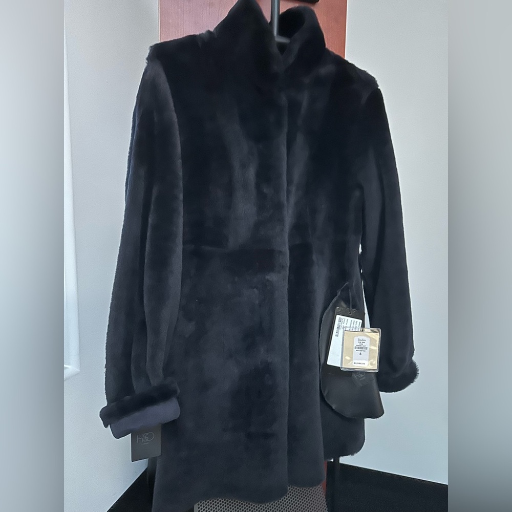 Neiman Marcus
Finest Genuine Spanish Shearing
Reversible 
Navy Blue 
Size S